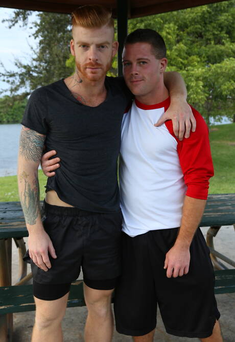 Der attraktive Buddy Mason und der kräftige Amerikaner Bennett Anthony bei einem heißen Arschfick im Freien