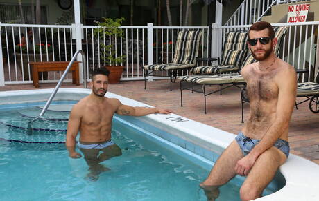 Der Latino-Superhengst Trey Turner und der schöne Junge Landon Kovak ficken nach dem Blowjob im Pool