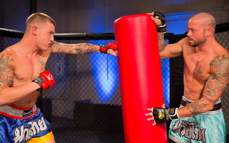 Aardige Amerikaanse jongens, James Ryder en stier Sean Duran neuken na het zuigen van een lul