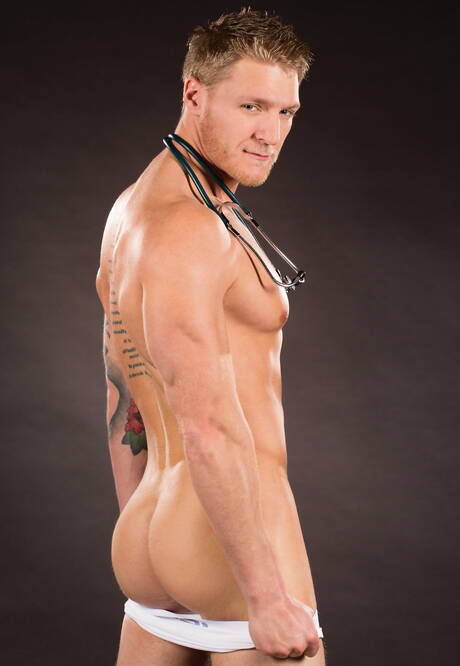 El guapo americano Gavin Waters y el corpulento Colton Grey se chupan y se follan entre sí.