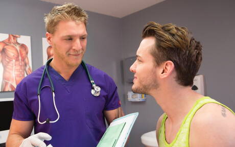 El guapo americano Gavin Waters y el corpulento Colton Grey se chupan y se follan entre sí.