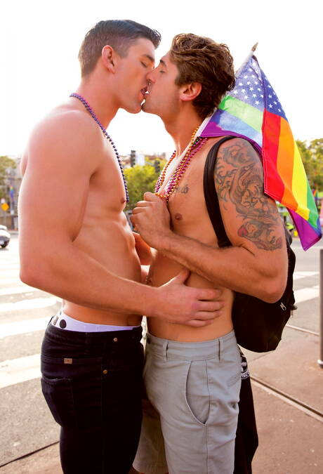 Two american dudes husky guy Jj Knight and young Kyler Ash have anal sex outdoor