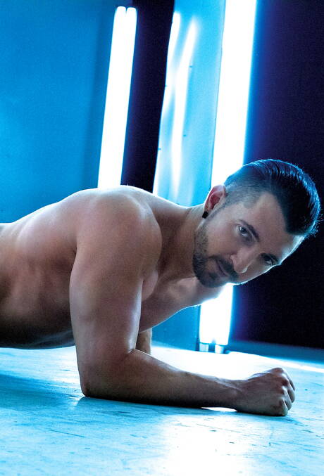 O musculoso latino Jimmy Durano e o galã americano Ryan Rose em uma cena homossexual quente