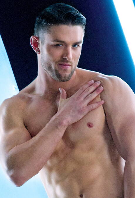 O musculoso latino Jimmy Durano e o galã americano Ryan Rose em uma cena homossexual quente