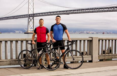 Der nette amerikanische Muskelprotz Ryan Rose und der kräftige Rod Peterson haben harten Analsex im Freien