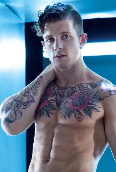 美國明星肌肉男塞巴斯蒂安·克羅斯和強壯的公牛德里克·博爾特在熱辣的同性戀場景中