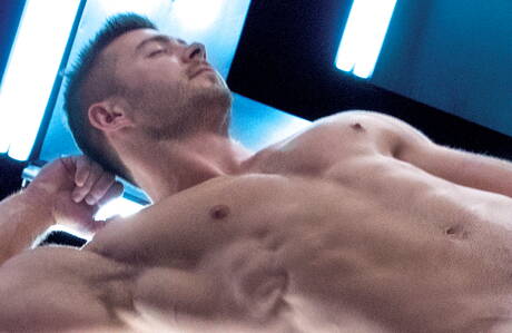 美國明星肌肉男塞巴斯蒂安·克羅斯和強壯的公牛德里克·博爾特在熱辣的同性戀場景中