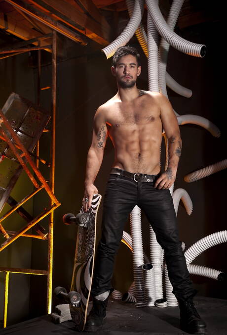 Der muskulöse Benjamin Godfre posiert nackt und zeigt seinen knackigen Hintern