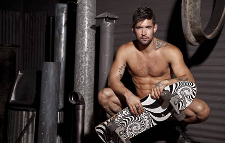 Der muskulöse Benjamin Godfre posiert nackt und zeigt seinen knackigen Hintern