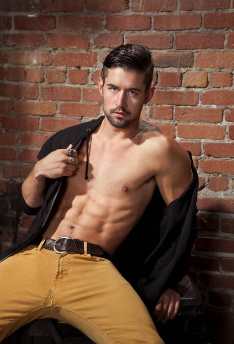 Der stämmige Latino Benjamin Godfre zieht sich aus und zeigt seinen knackigen Hintern