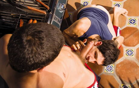 Twink Tony Douglas und der junge Amerikaner Jay Kohl haben draußen Analsex