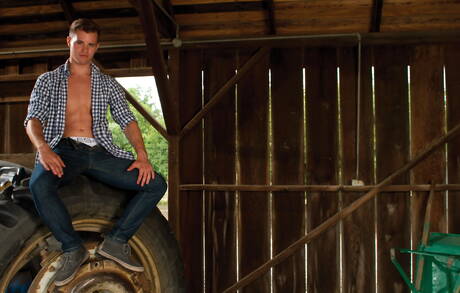 Le beau garçon américain Joey Cooper pose nu et montre ses fesses chaudes