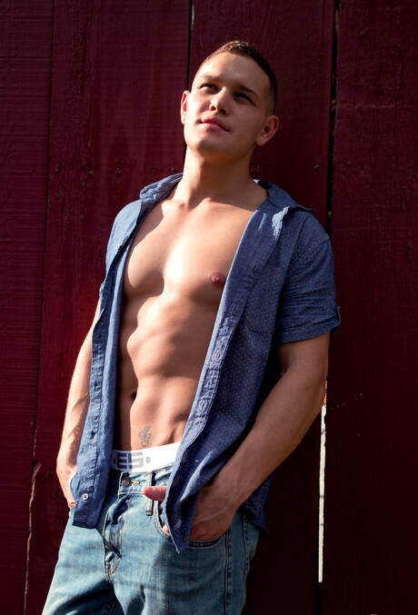 拉丁帥哥 Jason Goodman 在戶外裸體秀出漂亮臀部