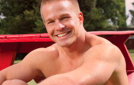 Le super étalon américain Liam Magnuson pose nu et montre son joli cul à l