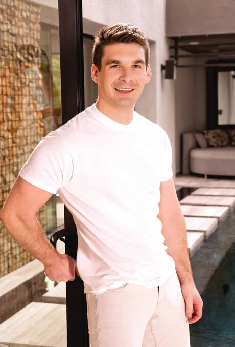 Falcon Studios: American superstud Alex Mecum and canadian strongman Dustin Holloway fuck after blowjob outdoor