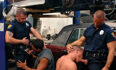 Dojrzały Nick, Ken, Danny i Brendan w mundurach analny seks grupowy