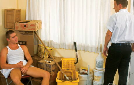 Młody chłopak Cort Donovan i młody chłopak Noah Driver obciągają i ruchają się nawzajem