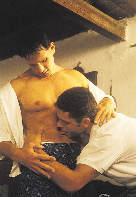 Il bel ragazzo Serge Timar e il robusto Korath Fereng in una bollente azione di sesso anale