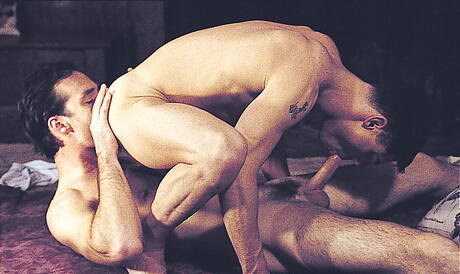 Amerykański owłosiony ogier Justin Dragon i dobrze zbudowany Dylan Reece uprawiają gorący seks