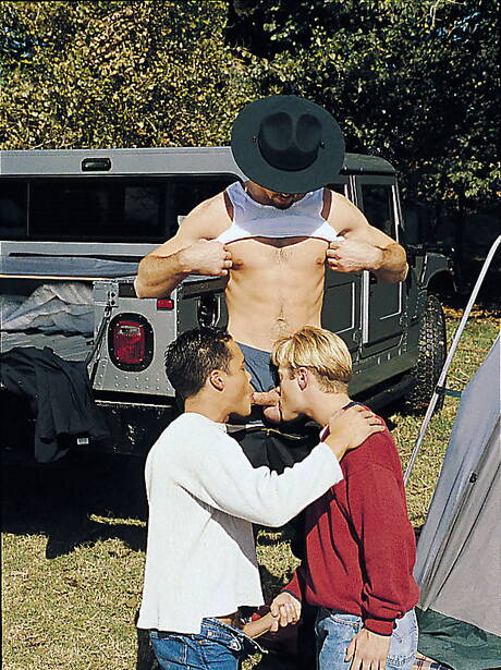 Justin Dragon, Hans Ebson i Christian Taylor w scenie seksu trójkątnego na zewnątrz