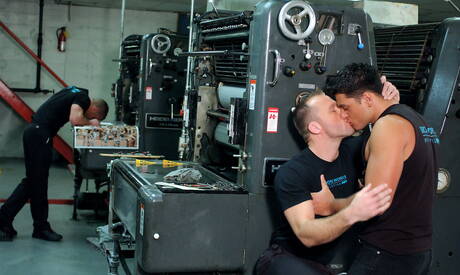 Die geilen Jungs Jake Gianelli, Paul Johnson und Filippo Romano bei Dreier-Fisting-Action