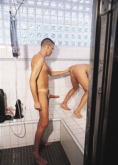 Holenderski twardziel Buck Meadows i przystojniak Johnny Rider uprawiali ze sobą seks pięściowy w wannie