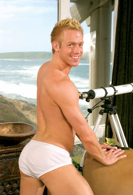 Der kanadische Schönling Christopher Daniels zieht sich aus und zeigt seinen Hintern