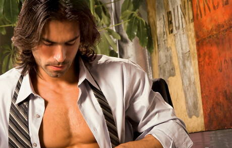 Latino muskulös Do zeigt einen Muskelkörper