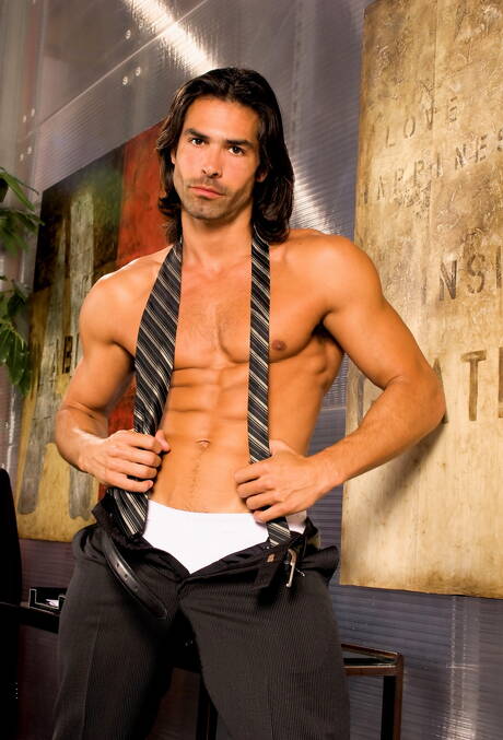 Latino muskulös Do zeigt einen Muskelkörper