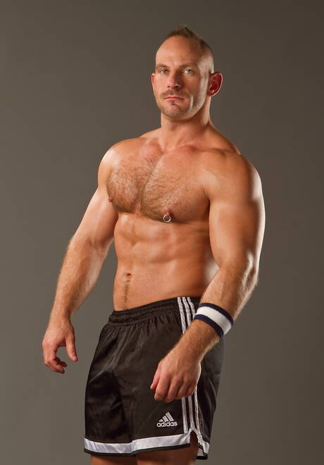 Knappe kerel Samuel Colt en superstud Jim Ferro tonen een gespierd lichaam