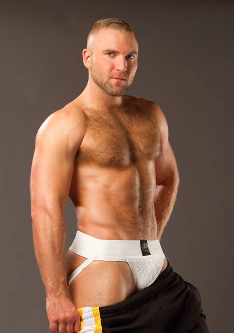 Knappe kerel Samuel Colt en superstud Jim Ferro tonen een gespierd lichaam