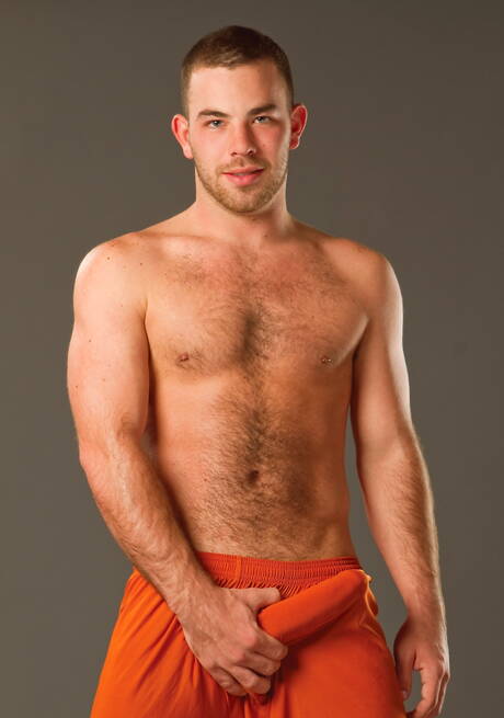 Knappe kerel Samuel Colt en superstud Jim Ferro tonen een gespierd lichaam