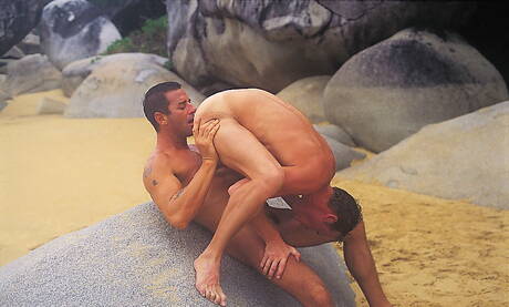 Der muskulöse Matt Spencer und der muskulöse David Coleman haben einen guten Analsex am Strand