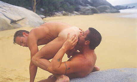 Der muskulöse Matt Spencer und der muskulöse David Coleman haben einen guten Analsex am Strand