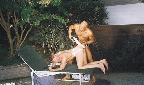 Johnny Rider et le musclé américain Addison Scott dans une scène de fisting en extérieur