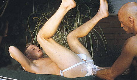 Johnny Rider et le musclé américain Addison Scott dans une scène de fisting en extérieur