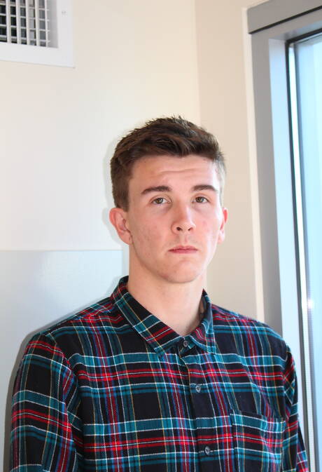 Ładny chłopak James pozuje nago