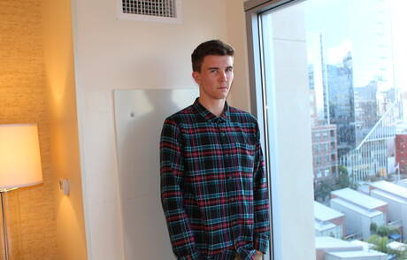 Ładny chłopak James pozuje nago