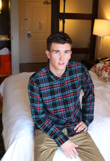 Ładny chłopak James pozuje nago