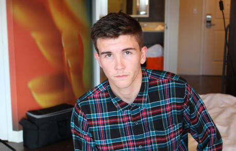 Ładny chłopak James pozuje nago