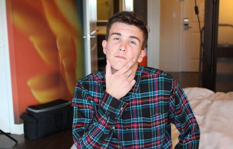 Ładny chłopak James pozuje nago