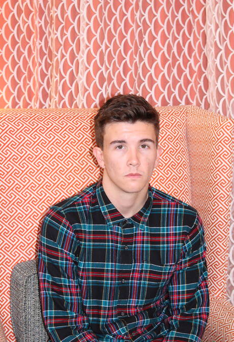 Ładny chłopak James pozuje nago