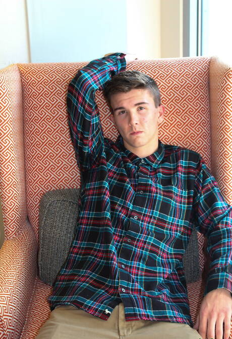 Ładny chłopak James pozuje nago