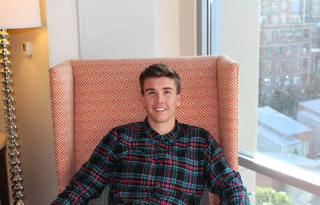 Ładny chłopak James pozuje nago