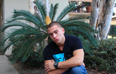 Franco, um sujeito robusto, posando nu ao ar livre