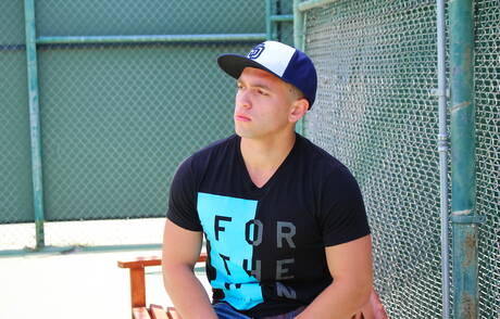 Franco, um sujeito robusto, posando nu ao ar livre