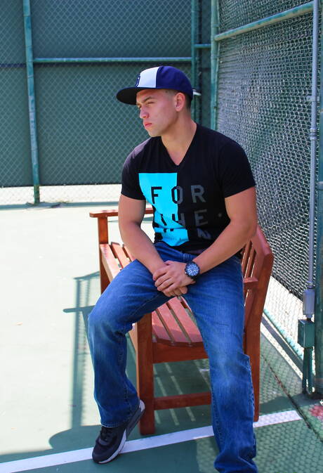 Franco, um sujeito robusto, posando nu ao ar livre