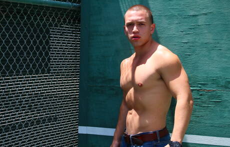 Franco, um sujeito robusto, posando nu ao ar livre