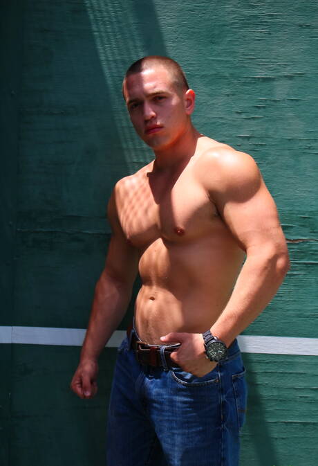 Franco, um sujeito robusto, posando nu ao ar livre