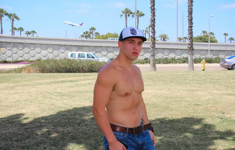 Franco, um sujeito robusto, posando nu ao ar livre